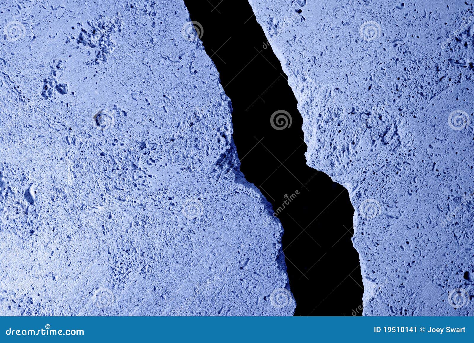 cold-wall-crack-19510141.jpg