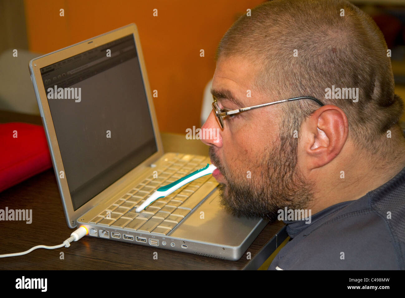 quadriplegic-argentine-man-using-a-computer-by-typing-with-his-mouth-C498MW.jpg