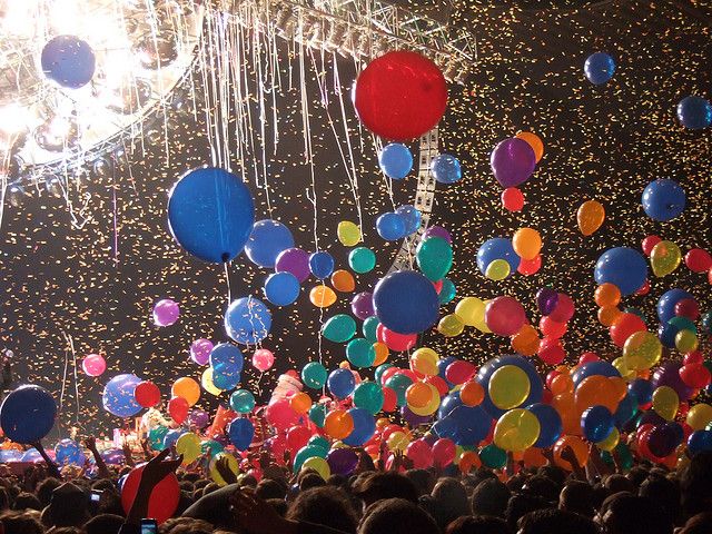 c3f1b8c717f1d279b3627896be21cbd2--rainbow-balloons-giant-balloons.jpg